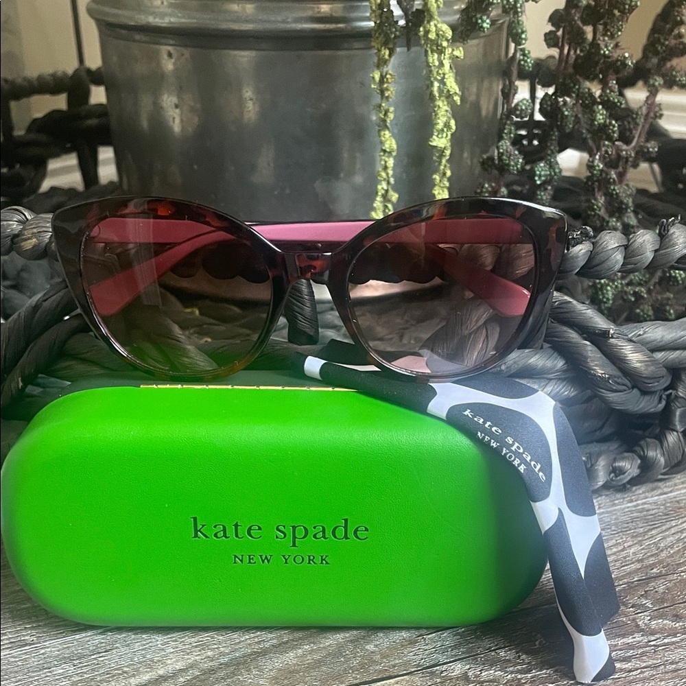Kate Spade Tortoise Shell Sunglasses with case and cleaning cloth - Picture 5 of 6